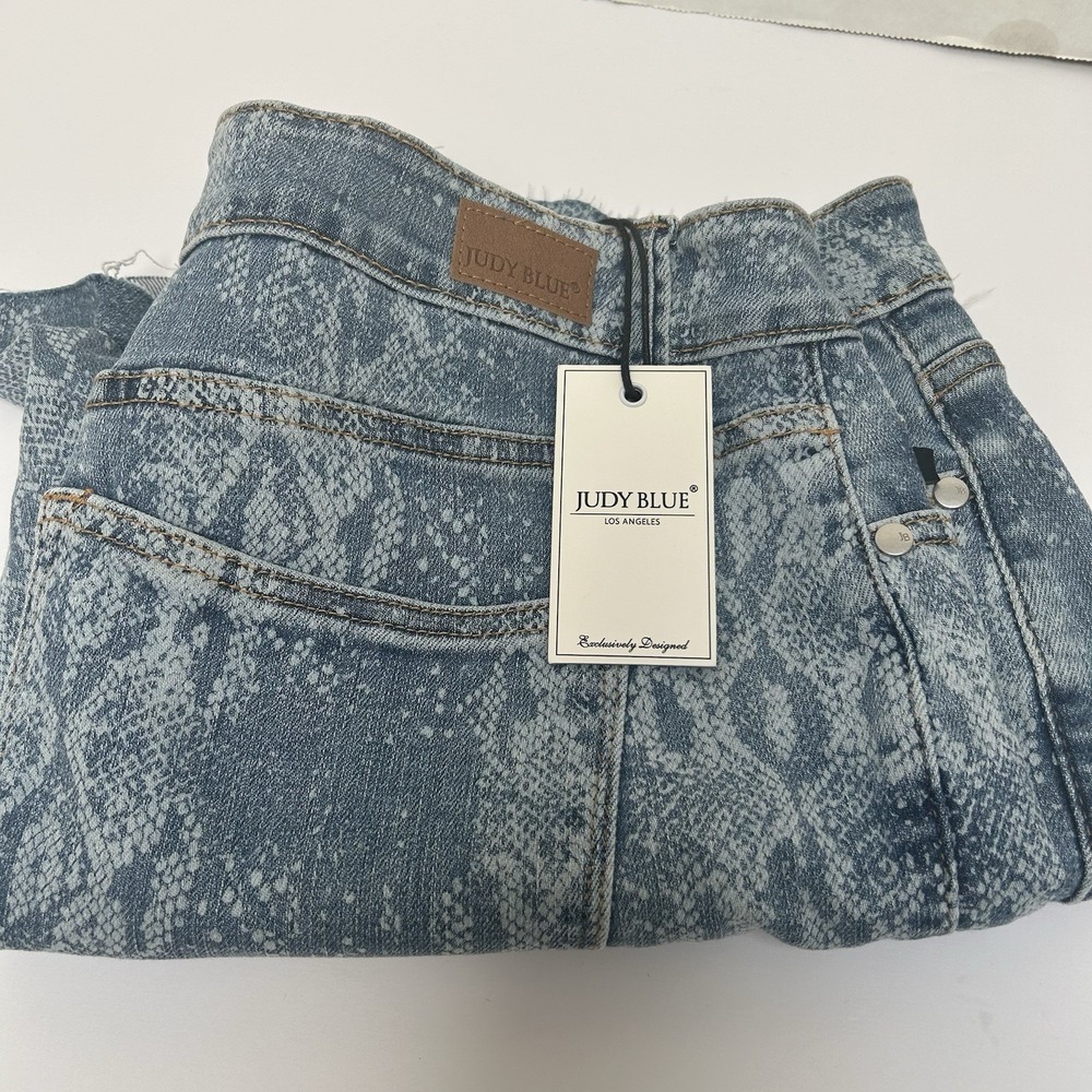 Judy Blue NWT Mid-Rise Snake Print‎ Denim Shorts Size 1XL Style #150207 Raw Hem